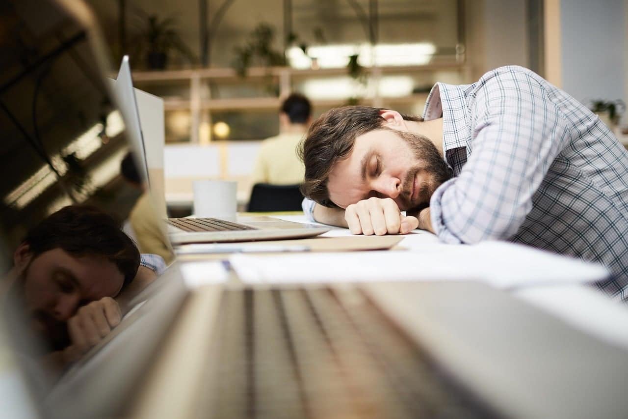 homme fatigué au travail, manque d'épanouissement